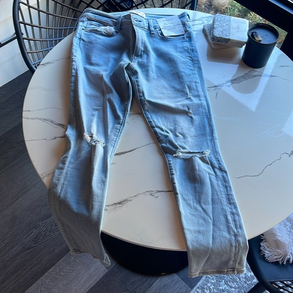 NWT SUPER SKINNY ANKLE JEAN LIGHT WASH RIPPED - Picture 4 of 5